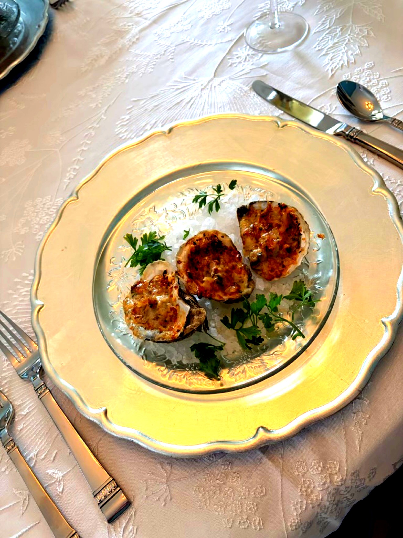 Fresh Florida oysters on ice